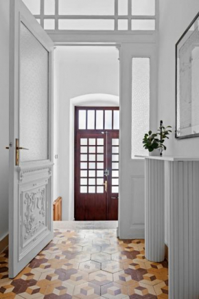 White Imperial Apartment
